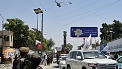 صورة تعبيرية- تحلق مروحيات فوق أنصار حكومة طالبان المشاركين في احتفالات بمناسبة الذكرى الخامسة للانسحاب الأمريكي من أفغانستان