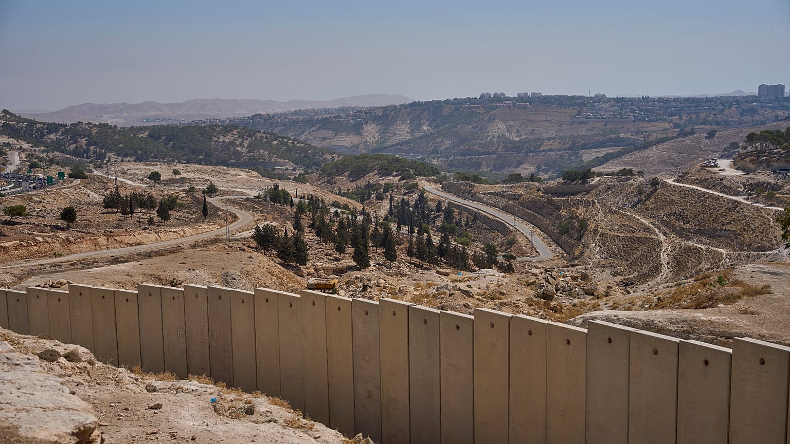 جدار الفصل بجوار حي العيزرية العربي، بالقرب من منطقة "E1" المتاخمة لمستوطنة "معاليه أدوميم" الإسرائيلية في الضفة الغربية المحتلة