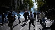 Öğrenciler, 2 Ekim 2026 Cuma günü Fransa'nın Lyon kentinde, kaynak yetersizliği yaşayan okulları protesto ederken göz yaşartıcı gazdan kaçıyor.