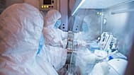 На этой не датированной фотографии, опубликованной Иркутским противочумным НИИ, запечатлены сотрудники института в лаборатории