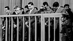 صورة أرشيفية - إيلي كوهين (أقصى اليسار)، زعيم شبكة تجسس إسرائيلية، يستمع إلى الحكم بإعدامه الصادر عن محكمة عسكرية خاصة في دمشق، سوريا، في 8 مايو 1965. 