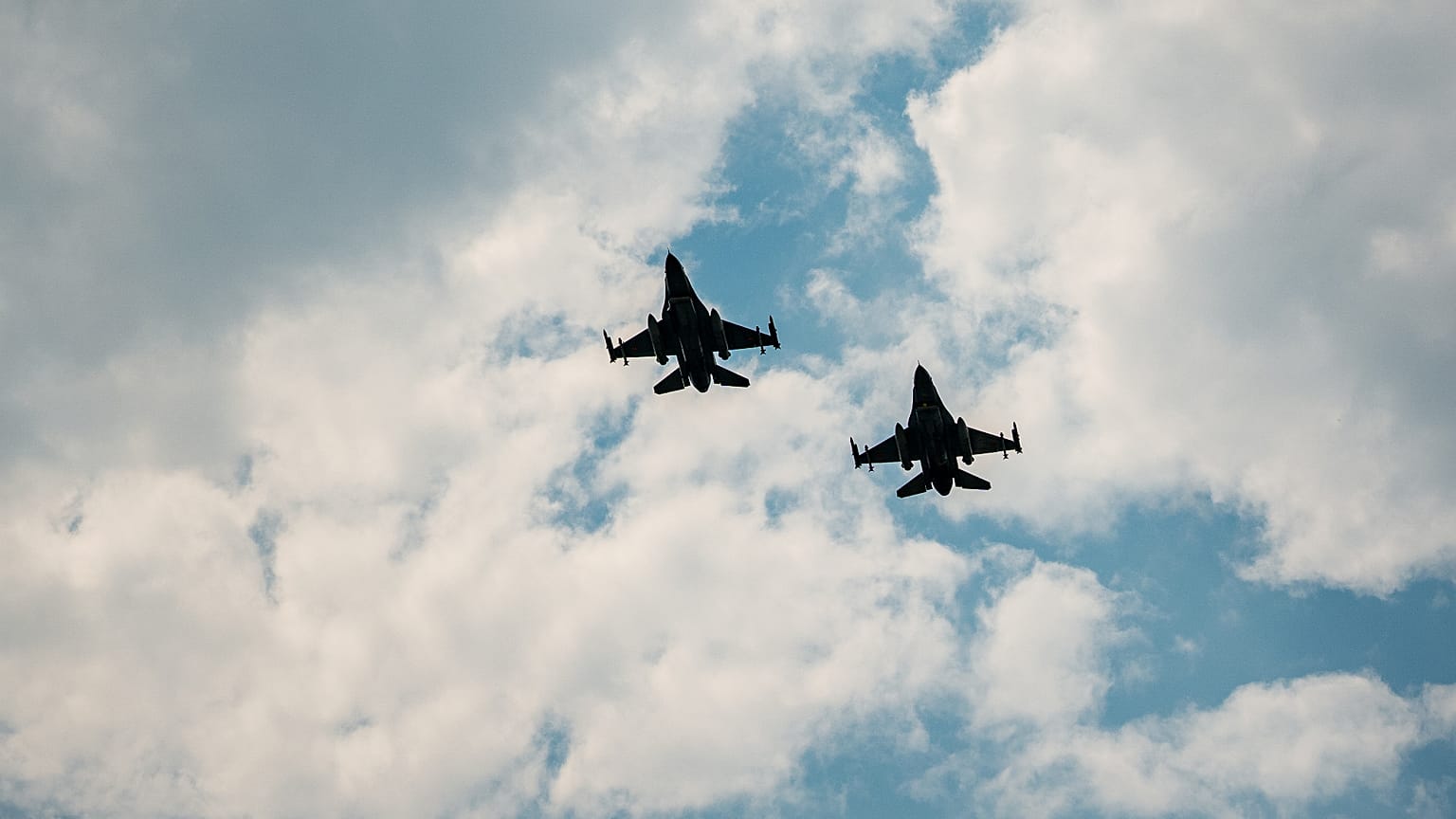 Aerei da combattimento F-16 romeni in ricognizione