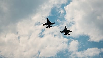 Aerei da combattimento F-16 romeni in ricognizione