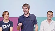 Mónica García (a la izquierda), Ernest Urtasun (en el centro) y Antonio Maíllo en un acto de Sumar del 30 de mayo de 2026