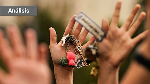 Some people raise keys in protest during a demonstration in Madrid to demand stricter laws that protect tenants, on 3 October 2026.