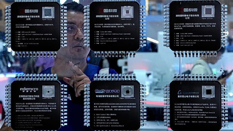 Ausstellung in China: Ein Mann begutachtet verschiedene Chips für den Automobilmarkt. 25. April 2026