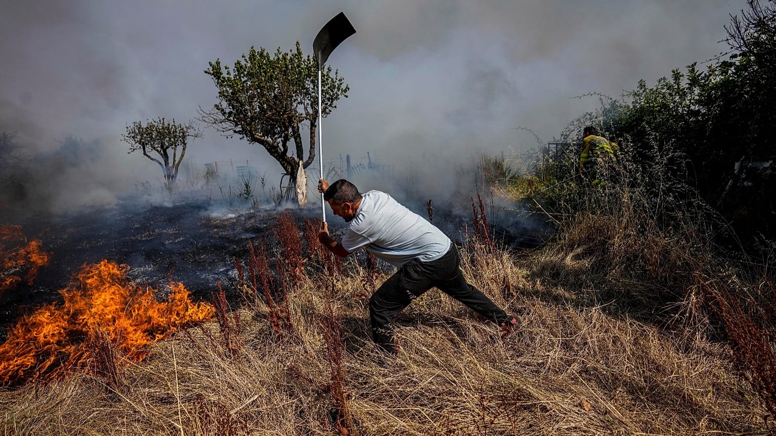 Ein Anwohner bekämpft mit einer Schaufel einen Waldbrand nahe Tábara im Nordwesten Spaniens am 19. Juli 2022.