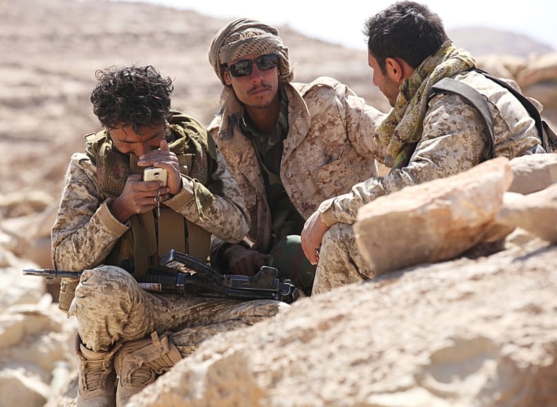 جنود يمنيون موالون للحكومة المعترف بها دولياً قرب خطوط المواجهة في ضواحي صنعاء، 2 شباط 2018.