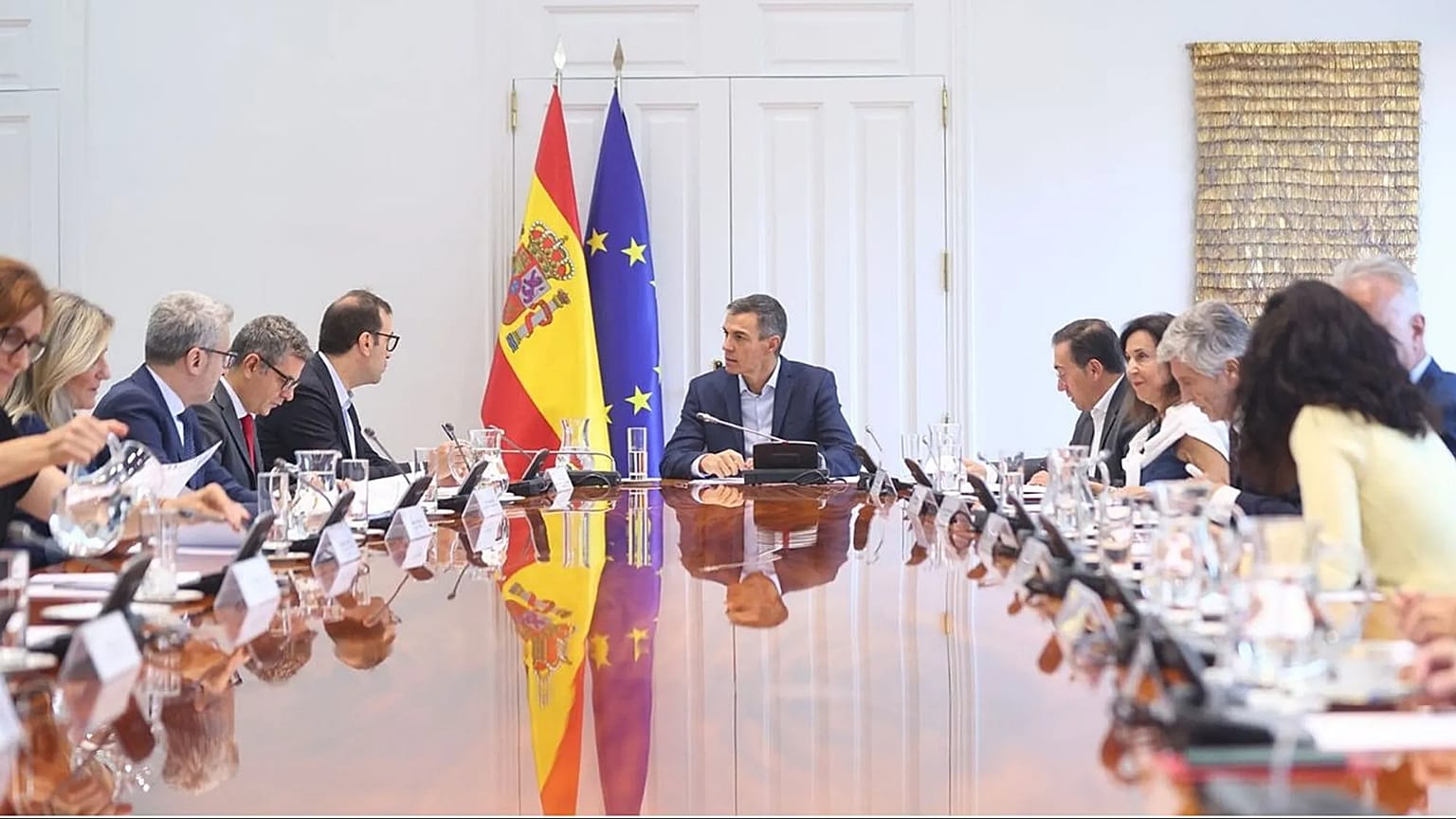 Sánchez, conversa con el vicepresidente primero y ministro de Economía, Carlos Cuerpo, en la reunión de seguimiento del Ejecutivo sobre la situación en Ceuta