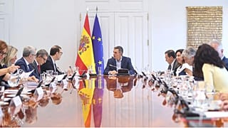 Sánchez, conversa con el vicepresidente primero y ministro de Economía, Carlos Cuerpo, en la reunión de seguimiento del Ejecutivo sobre la situación en Ceuta
