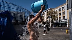 شخص يصب دلوا من الماء على نفسه من صنبور إطفاء نتيجة الحر الشديد مدينة لوس أنجلوس, الإثنين, أغسطس. 24, 2026. 