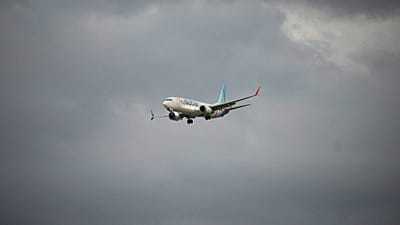 Izraeli utasokat szállító FlyDubai-gép, amely Szaúd-Arábiában kényszerleszállást hajtott végre, a Ben Gurion repülőtérhez közeledik, 2026. szeptember 30.