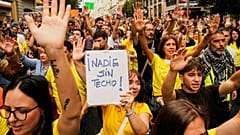 يتظاهر أشخاص في مدريد للمطالبة بقوانين أكثر صرامة تحمي المستأجرين في إسبانيا، في الثالث من أكتوبر 2026.