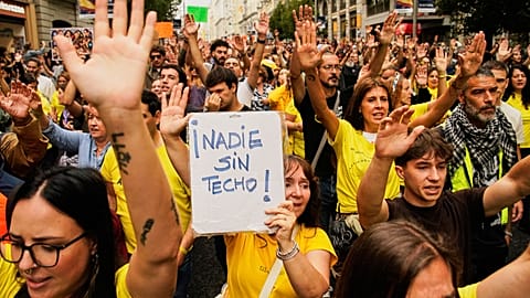 Manifestantes protestam em Madrid para exigir leis mais rigorosas que protejam os inquilinos em Espanha, a 3 de outubro de 2026