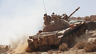 جنود يمنيون موالون للحكومة المعترف بها دولياً يقودون دبابة على أطراف صنعاء، 2 شباط 2018.   