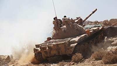 جنود يمنيون موالون للحكومة المعترف بها دولياً يقودون دبابة على أطراف صنعاء، 2 شباط 2018.   