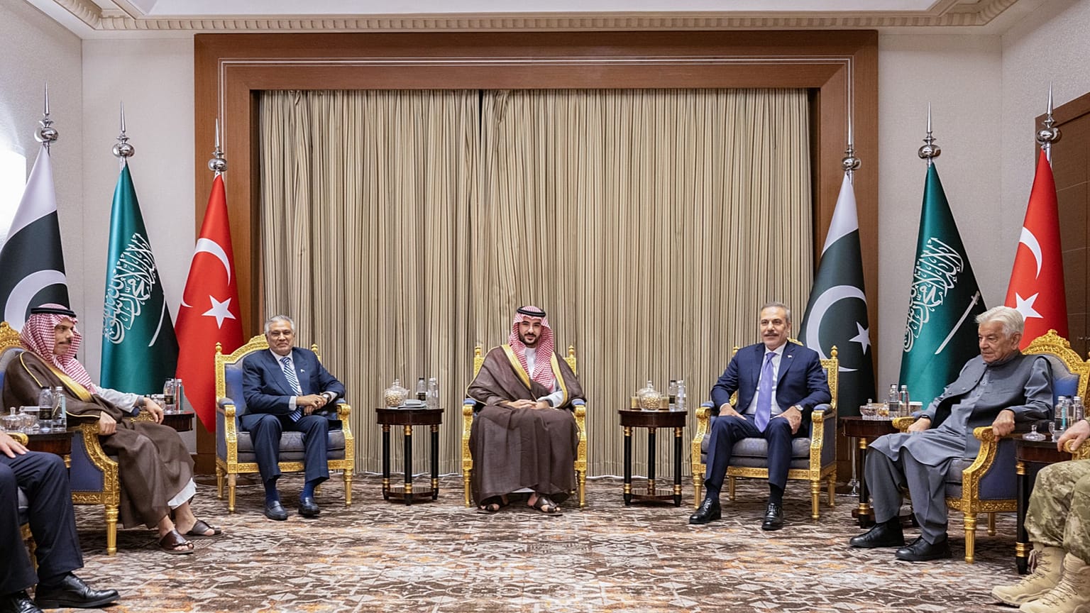 الاجتماع الطارئ للجنة الإستراتيجية السياسية والدفاعية لحلف مكة الدفاعي.