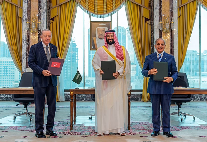 الرئيس التركي رجب طيب أردوغان، وولي العهد السعودي محمد بن سلمان، ورئيس الوزراء الباكستاني شهباز شريف، عقب توقيع اتفاق دفاع ثلاثي في مكة، 7 آب 2026.