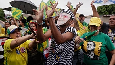 Un partidario del candidato presidencial opositor, Flávio Bolsonaro, disfrazado de preso y con una máscara con la imagen del presidente Luiz Inácio Lula da Silva
