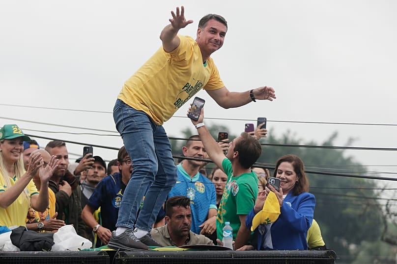 O candidato presidencial da oposição, Flavio Bolsonaro, parece estar a "surfar a onda" conservadora que chegou à América Latina, num comício de campanha.