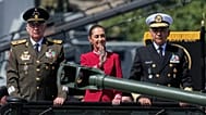 La presidenta de México, Claudia Sheinbaum, asiste al desfile militar del Día de la Independencia en el Zócalo, la plaza principal de la Ciudad de México, el 16 de septiembre.