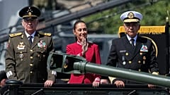 La presidenta de México, Claudia Sheinbaum, asiste al desfile militar del Día de la Independencia en el Zócalo, la plaza principal de la Ciudad de México, el 16 de septiembre.