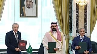 ARŞİV: Türkiye, Suudi Arabistan ve Pakistan arasında Ortak Savunma Anlaşması imzalandı.