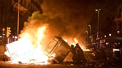 ARCHIVO: Manifestantes prendieron fuego a contenedores de basura en Barcelona, ​​España, el lunes 5 de octubre de 2026.