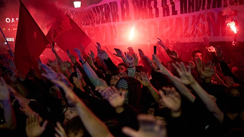 Manifestantes marcham em protesto contra a situação da habitação em Espanha, em Barcelona, na segunda-feira, 5 de outubro de 2026. 