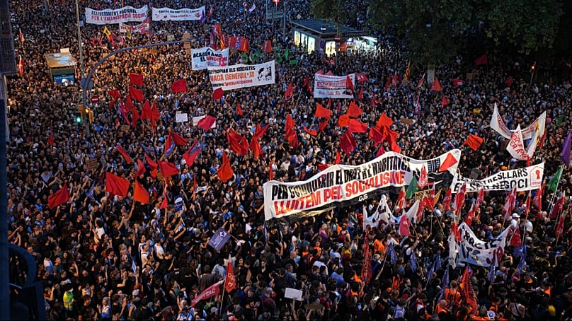 Decine di migliaia di persone marciano a Barcellona, Spagna, lunedì 5 ottobre 2026, per protestare contro la situazione abitativa nel Paese.