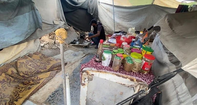 خيمة النازح أيوب عودة في النصيرات وسط قطاع غزة