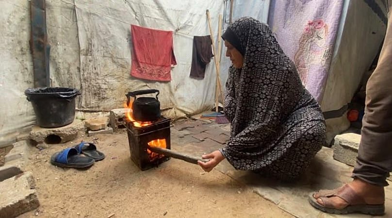 أم نضال، نازحة فلسطينية داخل خيمتها في مخيم النصيرات، وسط قطاع غزة