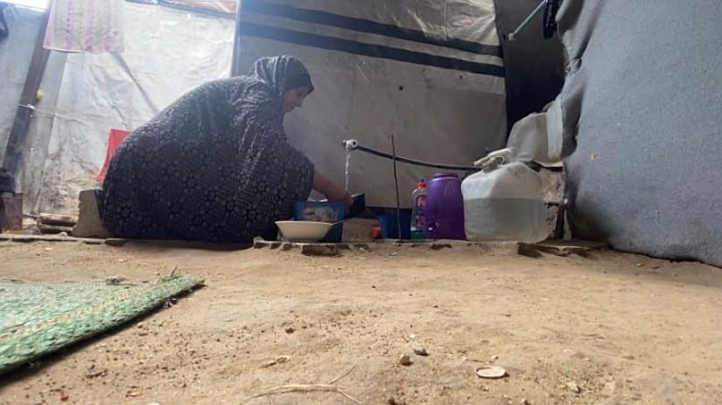 أم نضال داخل خيمتها في النصيرات وسط قطاع غزة