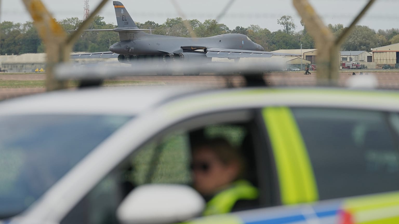 İngiltere'deki RAF Fairford hava üssü yakınında polislerin kontrol noktasında nöbet tuttuğu sırada bir B1 bombardıman uçağı kalkışa hazırlanıyor, 29 Eylül 2026.