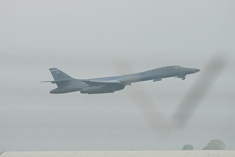 RAF Fairford'dan havalanan bir B-1 bombardıman uçağı, Fairford, İngiltere, 29 Eylül 2026.