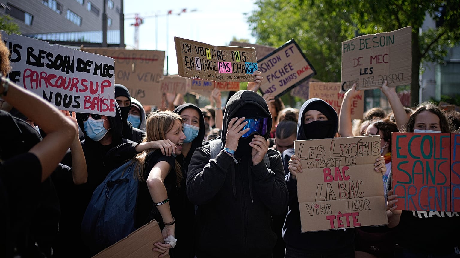 Des élèves manifestent devant un lycée bloqué, à Lyon, en France, le vendredi 2 octobre 2026.