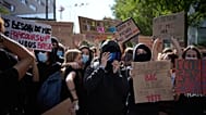 Des élèves manifestent devant un lycée bloqué, à Lyon, en France, le vendredi 2 octobre 2026.