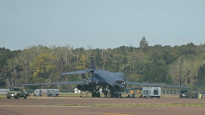 Ein B-1-Bomber der US-Luftwaffe auf dem Rollfeld der Basis RAF Fairford in Fairford, England, Montag, 28. September 2026