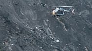 Rettungshubschrauber über den Trümmern des Germanwings-Flugzeugs in den französischen Alpen nach dem Absturz am 24. März 2015.