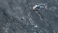 Rettungshubschrauber über den Trümmern des Germanwings-Flugzeugs in den französischen Alpen nach dem Absturz am 24. März 2015.