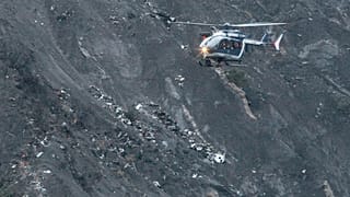 Rettungshubschrauber über den Trümmern des Germanwings-Flugzeugs in den französischen Alpen nach dem Absturz am 24. März 2015.