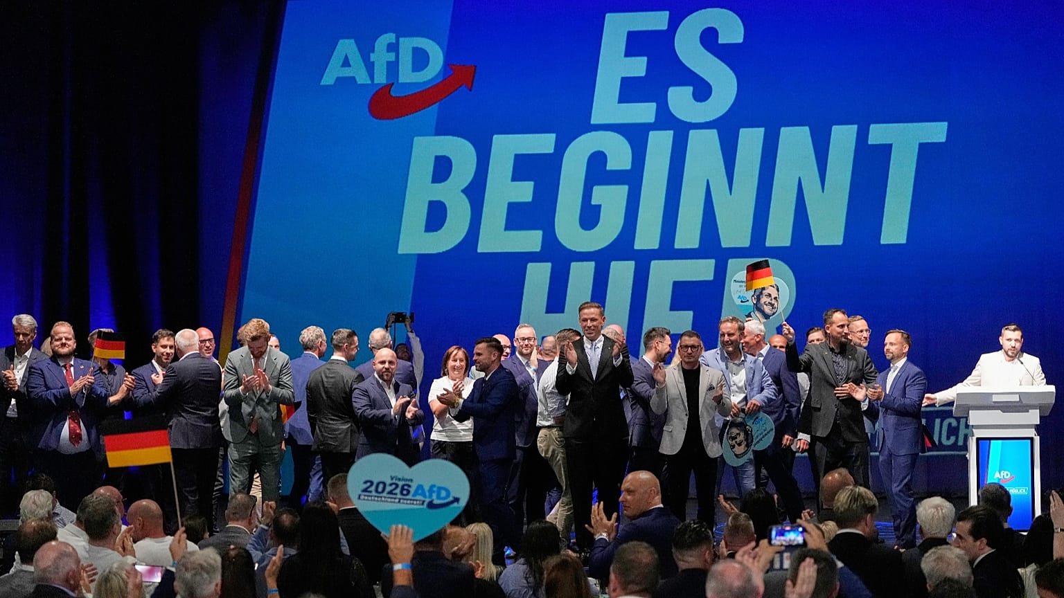 AfD-Mitglieder feiern nach den Landtagswahlen in Sachsen-Anhalt am 6. September  2026 in Magdeburg