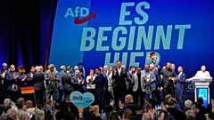 Μέλη της AfD γιορτάζουν μετά τις περιφερειακές εκλογές στη Σαξονία-Άνχαλτ στις 6 Σεπτεμβρίου 2026 στο Μαγδεβούργο