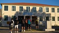 Старшеклассники у здания школы на западе Греции, сентябрь 2026 года