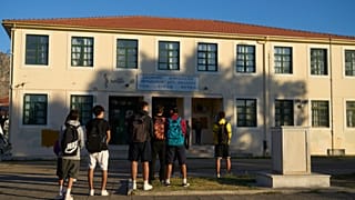 Старшеклассники у здания школы на западе Греции, сентябрь 2026 года