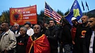 Kosova'nın başkenti Priştine'de halk, savaş suçu kararlarını protesto etmek için 5 Ekim 2026 Pazartesi günü toplandı.