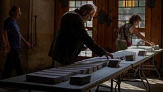 Personas eligen sus papeletas para las elecciones al Parlamento Europeo en Barcelona, ​​España, el domingo 9 de junio de 2024.