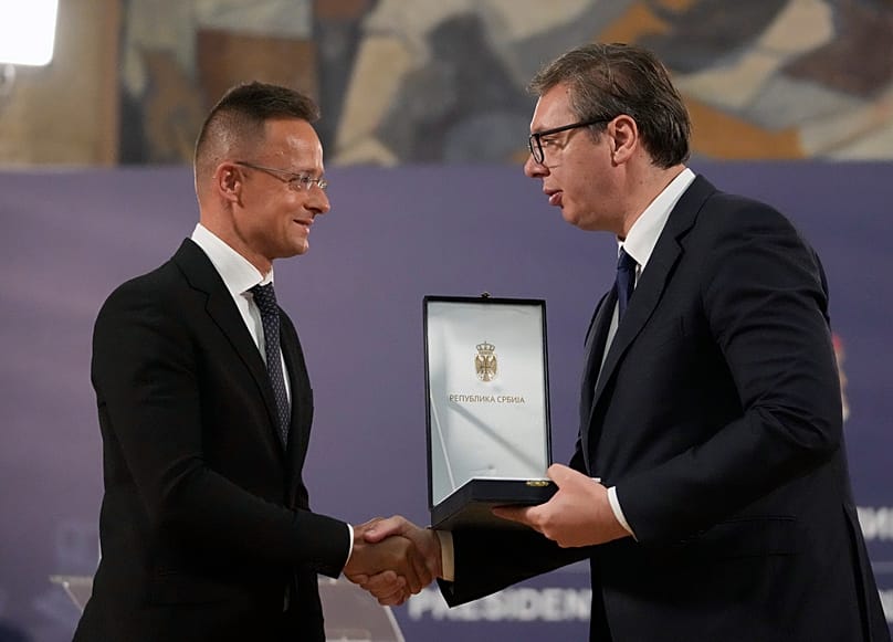 Szíjjártó kitüntetést vesz át Aleksandar Vučić szerb elnöktől  