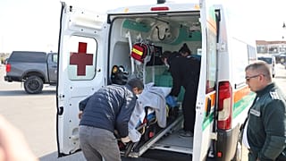 Le autorità bulgare trasportano un membro dell'equipaggio ferito in ospedale dopo che due navi commerciali sono state attaccate nella zona economica del Mar Nero