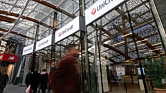 АРХИВ — Вход в башню UniCredit в деловом районе Порта-Нуова в Милане, Италия, 13 декабря 2016 года. 